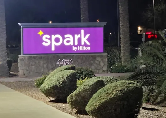 Spark By Hilton Phoenix East 3*