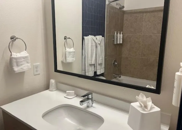 Spark By Hilton Phoenix East 3*