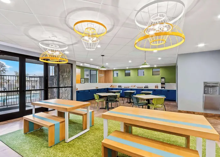 Spark By Hilton Phoenix East Hotel 3*
