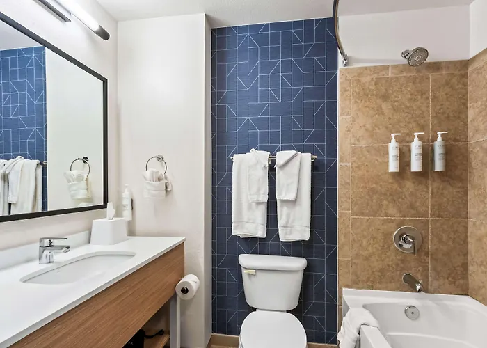 Spark By Hilton Phoenix East 3*